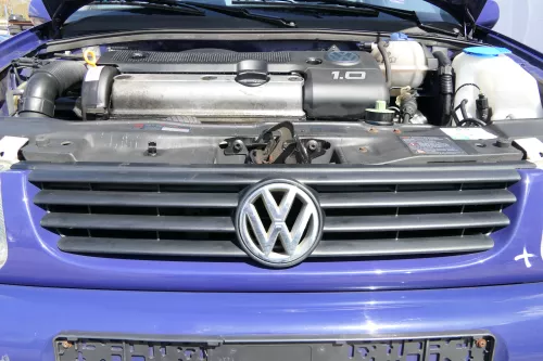 VW Polo 6N2 VW Zeichen Kühlergrill Grill schwarz (100630)