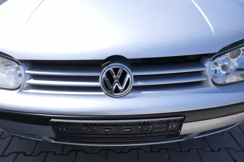 VW Golf 4 Grill Kühlergrill mit VW Zeichen Logo silber LA7W reflexsilber (101337)