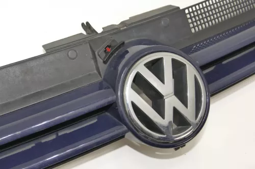 VW Golf 4 Grill Kühlergrill mit VW Zeichen Logo dunkel blau LA5G (103138)