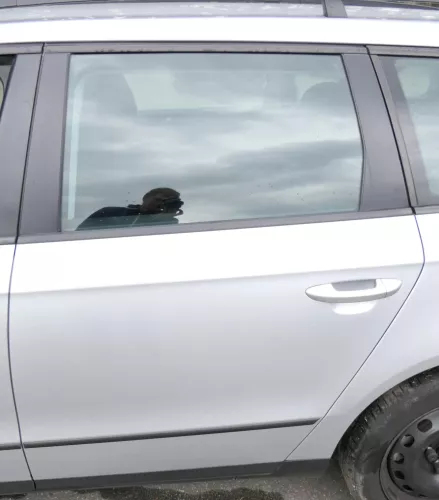 VW Passat 3C Kombi Variant Tür hinten links silber LA7W - OHNE Anbauteile (108348)