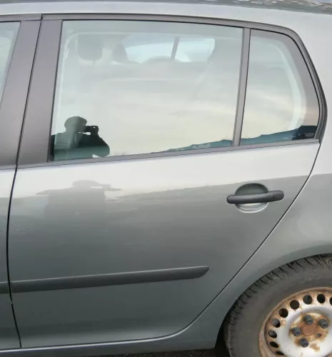 VW Golf 5 V 1K Tür Türrahmen hinten links 4/5-Türer grau LA6Q mit der Scheibe