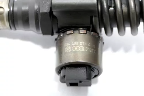 1x Audi A3 8P Touran Pumpe Düse Element 2.0 TDI 03G130073G Einheit BKD AZV (108698)