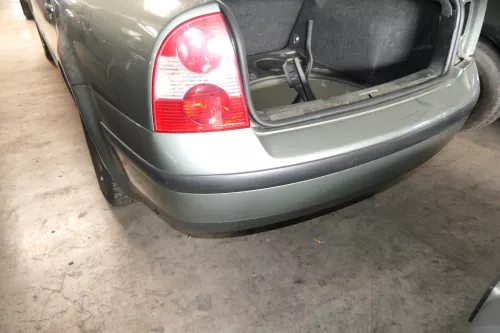 VW Passat 3BG 3B3 Limousine Stoßstange hinten Heckstoßstange grün LA6W (111410)