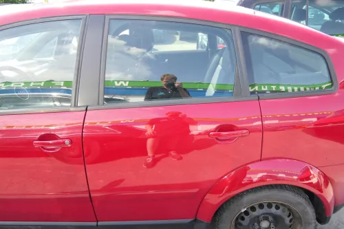 Audi A2 8Z Tür hinten links rot LY3C -mit Rahmen + Scheibe