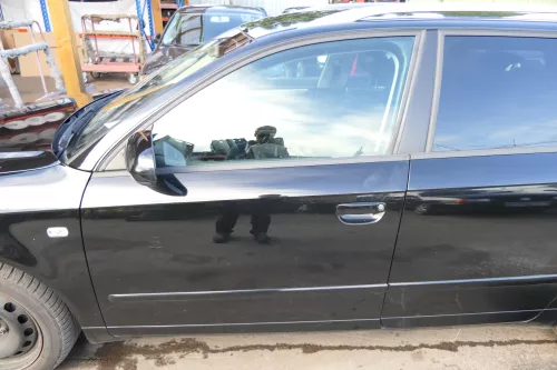 Audi A4 B7 8E Tür vorne links schwarz LZ9Y Kombi+Limo mit Rahmen - Delle