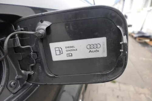 Audi A4 8E B6 Tankdeckel Tankklappe Tank Deckel Klappe schwarz LZ9W (113688)