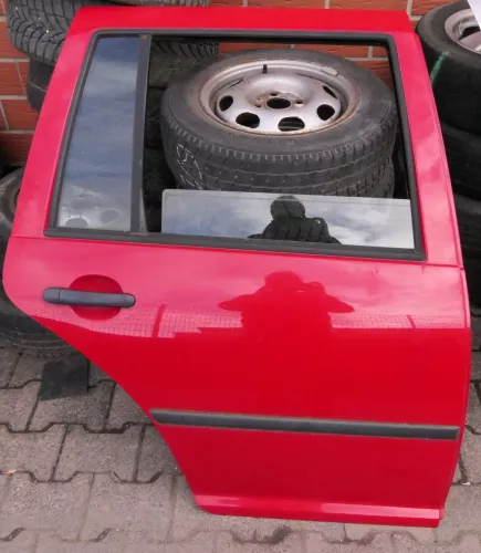 VW Golf 4 Bora Tür hinten rechts nur Kombi / Variant rot LY3D mit Anbauteile