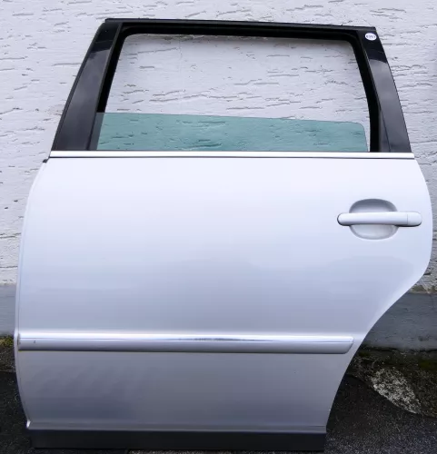 VW Passat 3B 3BG Kombi Variant Tür hinten links silber LA7W mit Anbauteilen
