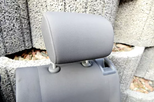VW Golf 5 V Kopfstütze hinten rechts oder links anthrazit dunkel weiße Nähte