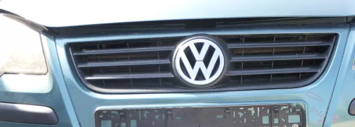 VW Polo 9N3 Grill Kühlergrill VW Zeichen Logo 6Q0853653E 6Q0 853 653 E (123261)