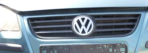 VW Polo 9N3 Grill Kühlergrill VW Zeichen Logo 6Q0853653E 6Q0 853 653 E Emblem (123261)