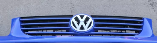 VW Polo 6N2 VW Zeichen Kühlergrill Grill blau LA5C