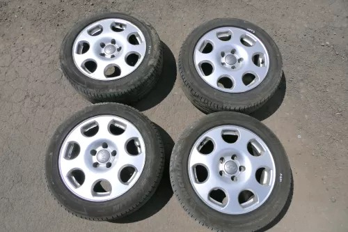 Audi A4 8E Alufelgen original 205/55 ZR16 91V 7j x16H2 ET43 8E0601025F Reifen