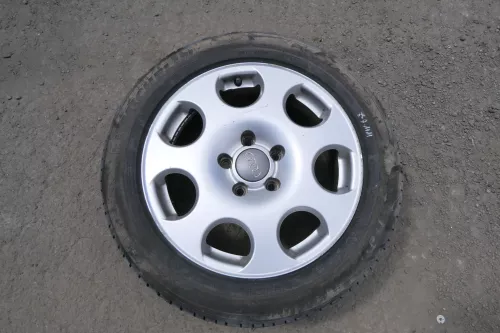 Audi A4 8E Alufelgen original 205/55 ZR16 91V 7j x16H2 ET43 8E0601025F Reifen (130407)