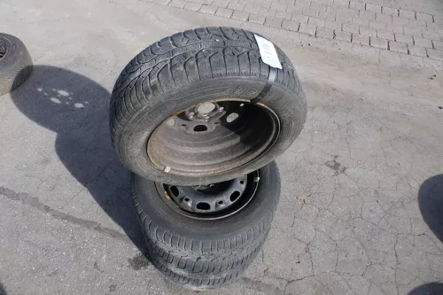 VW Polo 9N3 Ibiza Felgen Reifen 185/60 R14 82T Winterreifen 6jx14H2 ET38 # 5-6mm (141743)