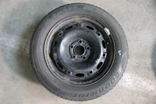 VW Polo 9N3 Ibiza Felgen Reifen 185/60 R14 82H Winterreifen 6jx14H2 ET37 # 5-6mm (141768)