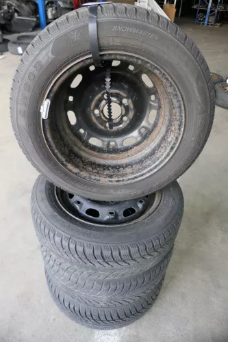 VW Polo 9N3 Ibiza Felgen Reifen 185/60 R14 82H Winterreifen 6jx14H2 ET37 # 5-6mm (141768)