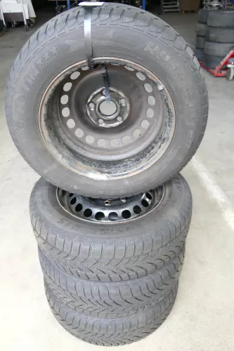 VW Golf 6 Caddy 2K 195/65 R15 91T Winterreifen M+S Felgen Reifen M&S ca. 6mm (141773)