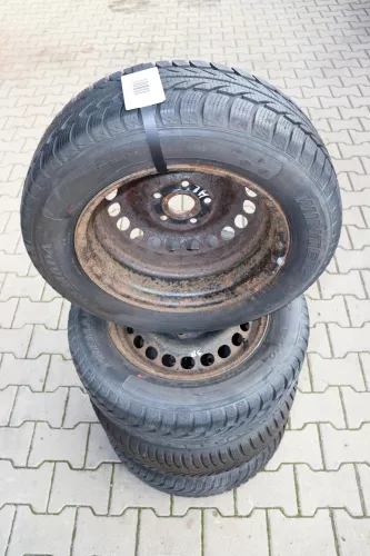 Skoda Superb 3U Passat 3BG Felgen Reifen Winterreifen M+S 195/65 R15 91T 6-7mm (142253)