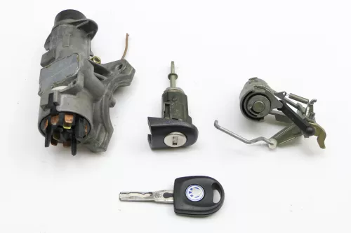 VW Golf 4 Limo Schloßsystem 1x Türschloß 1x Schlüssel Zündschloß Heckschloß OHNE (142386)