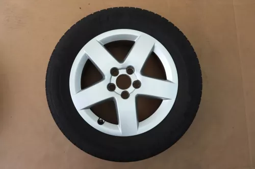 Audi A3 8L Alufelgen Reifen Felgen 195/65 R15 Sommerreifen 8L0601025P 3-4mm (142569)