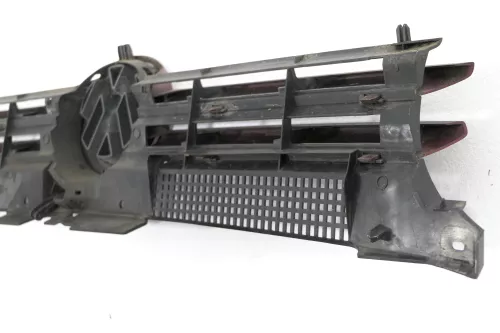 VW Golf 4 Grill Kühlergrill VW Zeichen Logo rot LC3K 1J0853655D (143881)