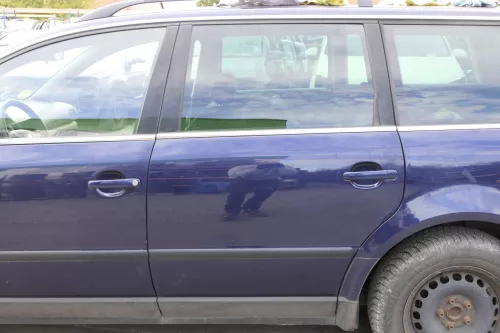VW Passat 3B 3BG Kombi Variant Tür hinten links blau LB5N indigoblau me+ Scheibe