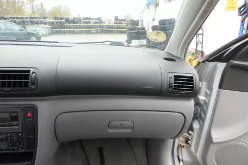 VW Passat 3B 3BG Handschuhfach grau Handschuhfachdeckel Deckel Klappe (150672)