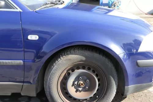 VW Passat 3BG Kotflügel vorne rechts blau LA5E uni (Blinkerloch)