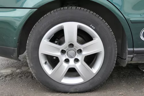 Aud A4 B5 A6 4B Alufelgen 205/55 R16 Sommerreifen Reifen Felgen 8E0601025B 5-6mm (151582)