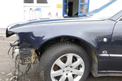 Audi A8 4D Kotflügel vorne links blau LZ5L 4D0821021A