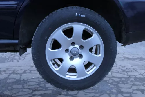 Audi A4 8E A6 4B Alufelgen 195/65 R15 91T Winterreifen Reifen 4-6mm 8E0601025 (152391)