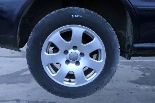 Audi A4 8E A6 4B Alufelgen 195/65 R15 91T Winterreifen Reifen 4-6mm 8E0601025 (152391)