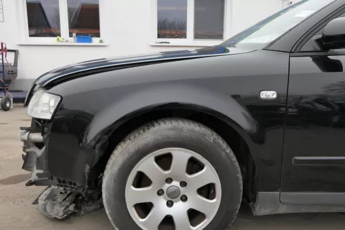 Audi A4 8E B6 Kotflügel vorne links schwarz LY9B brilliantschwarz - Delle