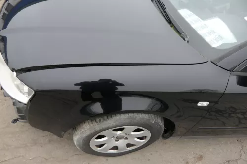 Audi A4 8E B6 Kotflügel vorne links schwarz LY9B brilliantschwarz - Delle (152814)