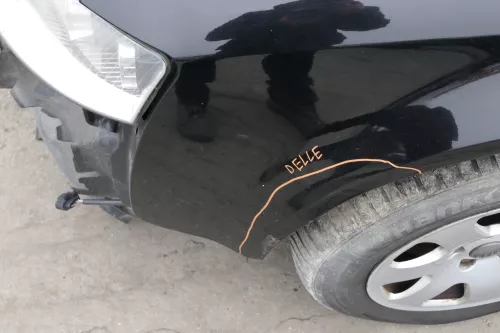 Audi A4 8E B6 Kotflügel vorne links schwarz LY9B brilliantschwarz - Delle (152814)