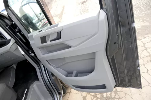 VW Crafter 7C MAN TGE Türverkleidung Verkleidung Tür vorne rechts grau (153151)