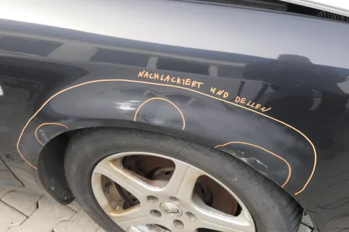 Audi A6 4B Kotflügel vorne rechts schwarz LZ9W (bis ca.Mitte 2001 passend  Delle (155740)