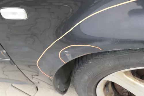 Audi A6 4B Kotflügel vorne rechts schwarz LZ9W (bis ca.Mitte 2001 passend  Delle (155740)