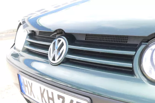 VW Golf 4 Grill Kühlergrill mit VW Zeichen Logo grün LC6M (155931)