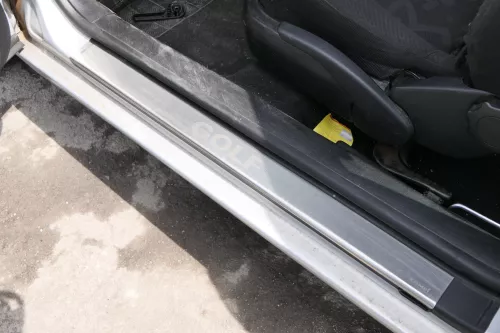 VW Golf 4 Einstiegsleisten rechts + links vorne 2/3-Türer vy E Kamei chrom silbe (156555)