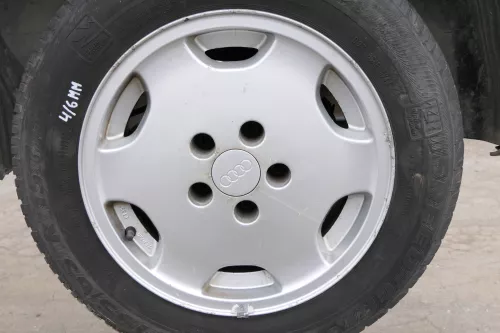 4x Audi A4 100 Alufelgen 195/65 R15 91T Winterreifen Reifen 3-6mm 441601025S (156573)