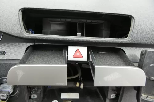 Passat 3C Mittelkonsole Verkleidung Radio Klappe Abdeckung Dekor silber/schwarz (157439)