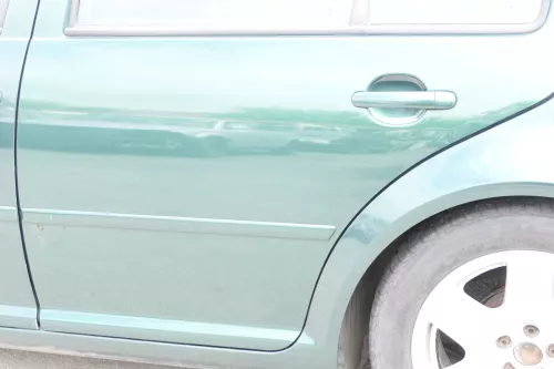 VW Bora Tür hinten links nur Limousine grün LC6M 1J5833055F (157460)