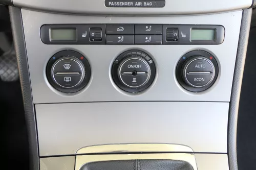 Passat 3C Mittelkonsole Verkleidung Radio Klappe Abdeckung Dekor silber/schwarz (157664)