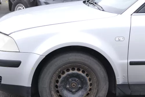 VW Passat 3BG 3B6 Kotflügel vorne links silber LA7W (Blinkerloch) - ROST