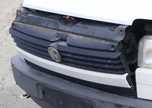 VW T4 kurze Version Grill Kühlergrill VW Zeichen Logo weiß 701853653 (158382)