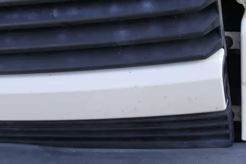 VW T4 kurze Version Grill Kühlergrill VW Zeichen Logo weiß 701853653 (158382)