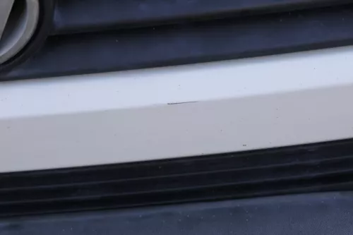 VW T4 kurze Version Grill Kühlergrill VW Zeichen Logo weiß 701853653 (158382)