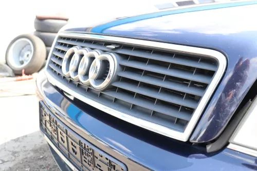 Audi A6 4B ab ca. Bj. 2001 Zeichen Kühlergrill Grill 4B0853651F 3FZ Facelift (158564)